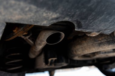 Arabanın kirli egzoz borusunu kapat..