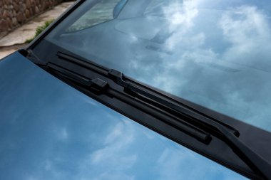 Arabanın ön cam sileceklerini kapat..