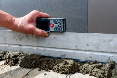 Beton zemine fenerler yerleştirildi. Çözümün üzerine örtü yerleştiriliyor.