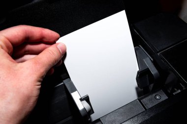 Fotoğraf kağıdı kağıt tepsisindeki yazıcıya yüklenir..