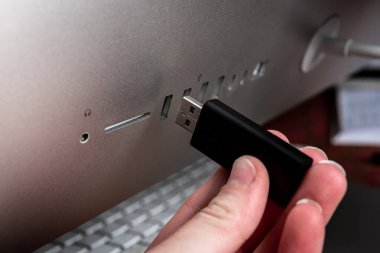 USB Flash sürücüsünü laptop bilgisayarına bağlıyorum..