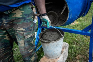 Beton karıştırıcıdaki beton havan topu hazırlığı.