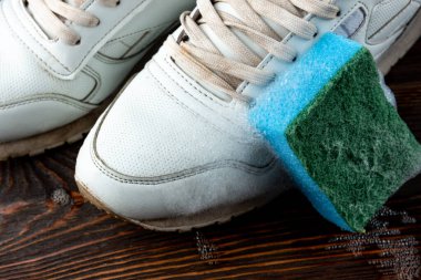 Yıkanma kabında sabunlu suyla spor ayakkabıları. Kirli ayakkabıları yıkamak, ayakkabıları temizlemek..