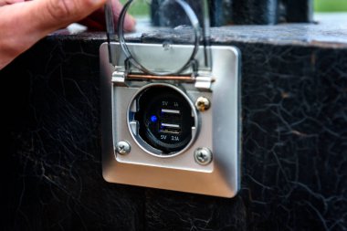 Kamu parkında cep telefonu şarjı için cep telefonu paneli. Ekoloji ve modern kavram.