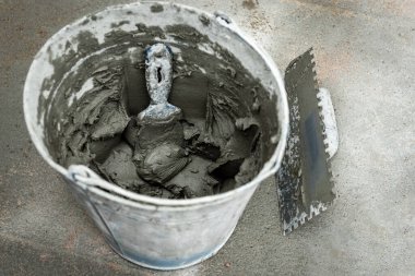 İnşaat alanının dışındaki kovada tutkal var..