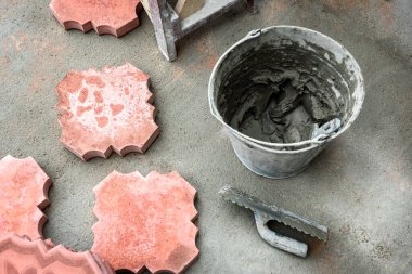 İnşaat alanının dışındaki kovada tutkal var..