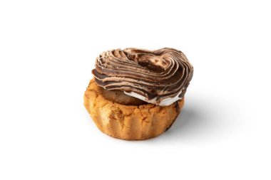 Beyaz arkaplanda izole edilmiş kaynamış yoğunlaştırılmış süt içeren kapkekler.