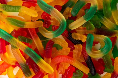 Beyaz arka planda izole edilmiş renkli tatlı marmelat..