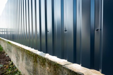Metal profilden gri çit kurulumu.