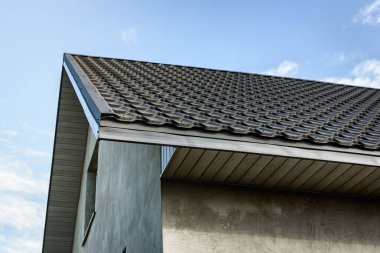 Çatı kaplamaları için uygun havalandırma sağlamak için Soffit.