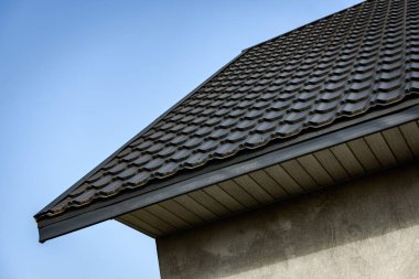 Çatı kaplamaları için uygun havalandırma sağlamak için Soffit.