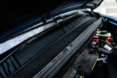 Araba motorunun detaylarını kapat.