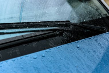 Sileceklerle ve sıvılarla arabanın ön camını yıkamak..