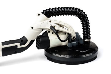 Beyaz arkaplanda büyük cilalama makinesi.