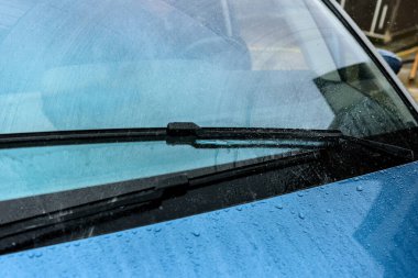 Sileceklerle ve sıvılarla arabanın ön camını yıkamak..