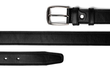 Beyaz arkaplanda siyah deri kemer izole edildi.