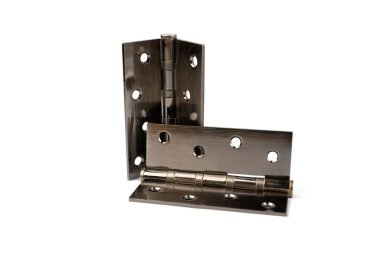 Paslanmaz kapı menteşeleri beyaz arkaplanda izole edilmiş.