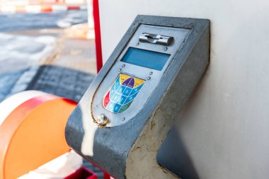 Benzin istasyonundaki eski ATM makinesi..