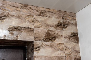 Koridordaki duvardaki mermer fayanslar..