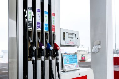 Benzin istasyonunda el yakıtını doldur..