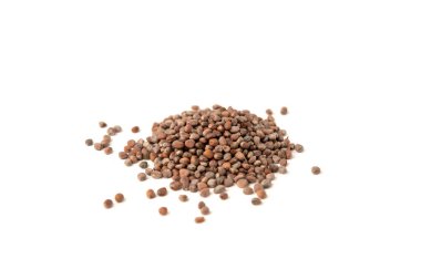 Beyaz arkaplanda izole edilmiş turp tohumları.