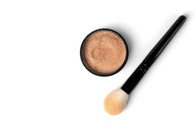 Makyaj tozu beyaz arkaplanda izole edildi.