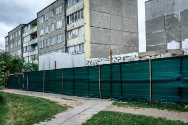 Şehirde yeni bir binanın inşaatı.