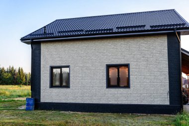 Yeni ev inşaatında vinil kaplama ve pencereler.