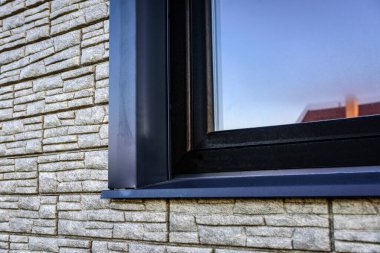 Yeni ev inşaatında vinil kaplama ve pencereler.