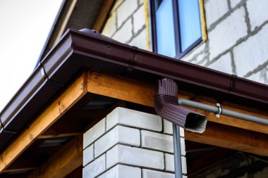 Metal çatılı ahşap tepe örtüsü.