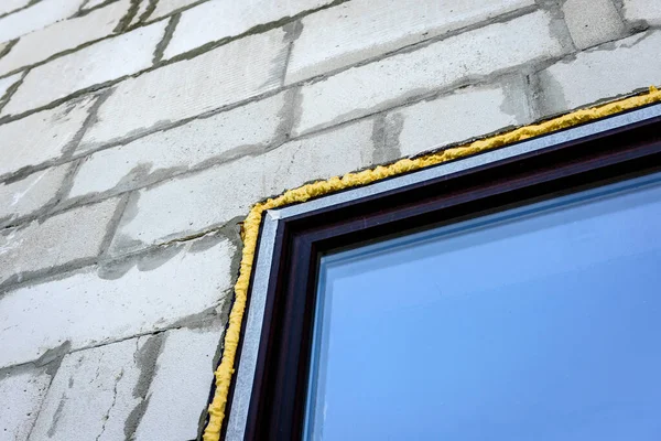 İnşaat köpüğü plastik pencere ile blok duvar arasındaki boşluğu kapattı.