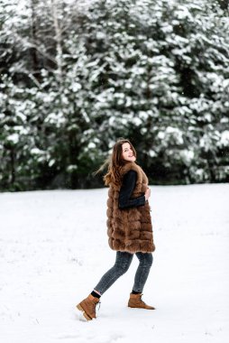 Kışın açık havada genç bir kız.