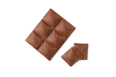 Beyaz arka planda hindistan cevizi dolu sütlü çikolata parçaları.