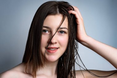 Gri arka planda saç kurutma makinesi kullanmadan önce ve sonra ıslak ve kuru kadın saçı..