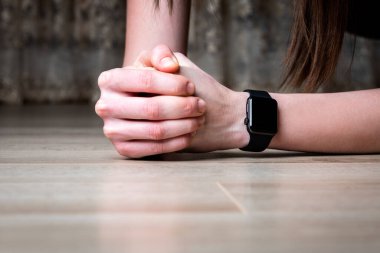 Evde egzersiz yapan genç bir kızın yakın plan akıllı seğirmesi..