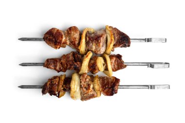 Izgara kebap (shashlik) beyaz arkaplanda izole.