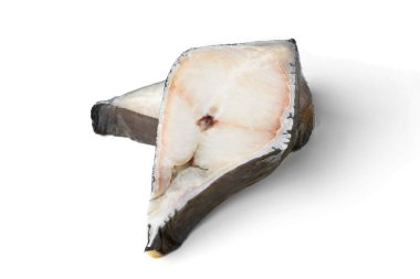 Donmuş çiğ balık bifteği beyaz arka planda izole edilmiş..