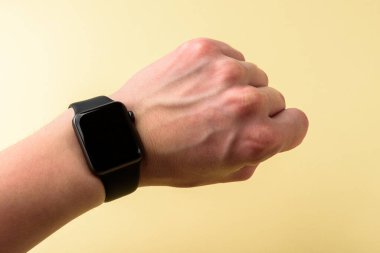 Sarı arka planda siyah akıllı seğirmeli bir el..