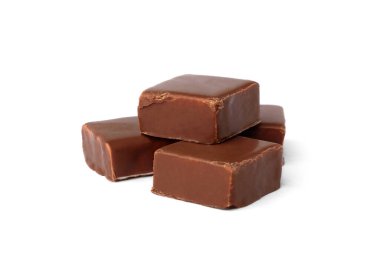 Beyaz arka planda izole edilmiş süt suflesiyle çikolatalı kuş sütü..