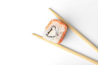 Beyaz arka planda izole edilmiş çubuklarda somon balığı ve Philadelphia ile Sishi rulosu