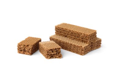 Beyaz arkaplanda izole edilmiş koyu waffle bisküvileri.