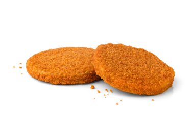 Beyaz arka planda kırıntıları olan balık burgerleri.