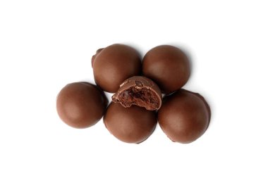 Beyaz arka planda izole edilmiş çikolatalı pralin şekerleri. Üst görünüm.