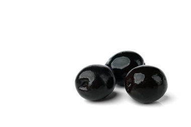 Beyaz arkaplanda siyah zeytinler.