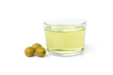 Beyaz arkaplanda izole edilmiş zeytin yağı.