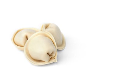 Beyaz arka planda çiğ etli börek izole edilmiş..