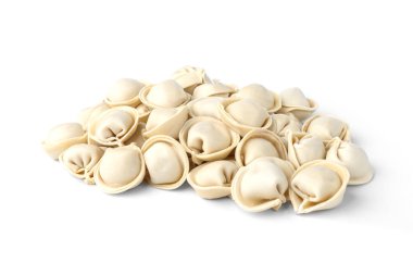 Beyaz arka planda izole edilmiş çiğ et yığınları..