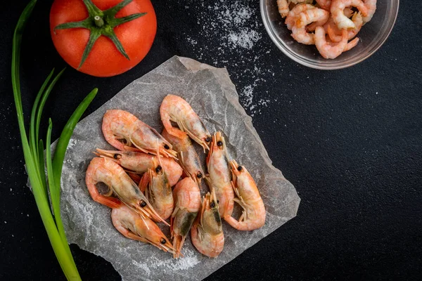 Ungeschälte Und Geschälte Garnelen Mit Salz Grünen Zwiebeln Und Tomaten — Stockfoto