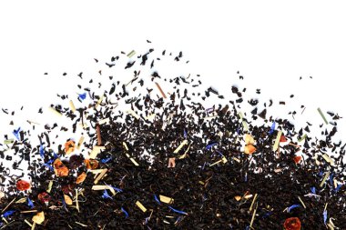 Beyaz arka planda izole edilmiş kırmızı ve elma çayı..