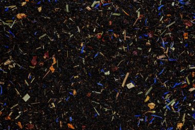 Beyaz arka planda izole edilmiş kırmızı ve elma çayı..